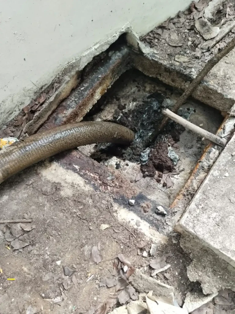 Dirty septic tank before cleaning service in Nagercoil
